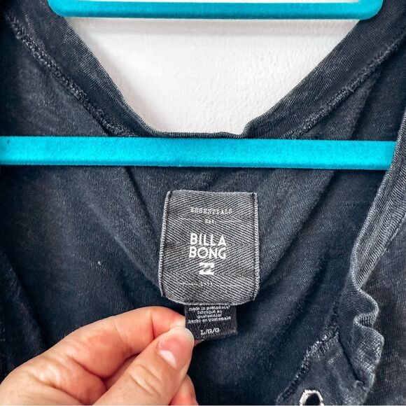 Billabong Short Sleeve Grey Lace Front Tee Size Large - Picture 3 of 6